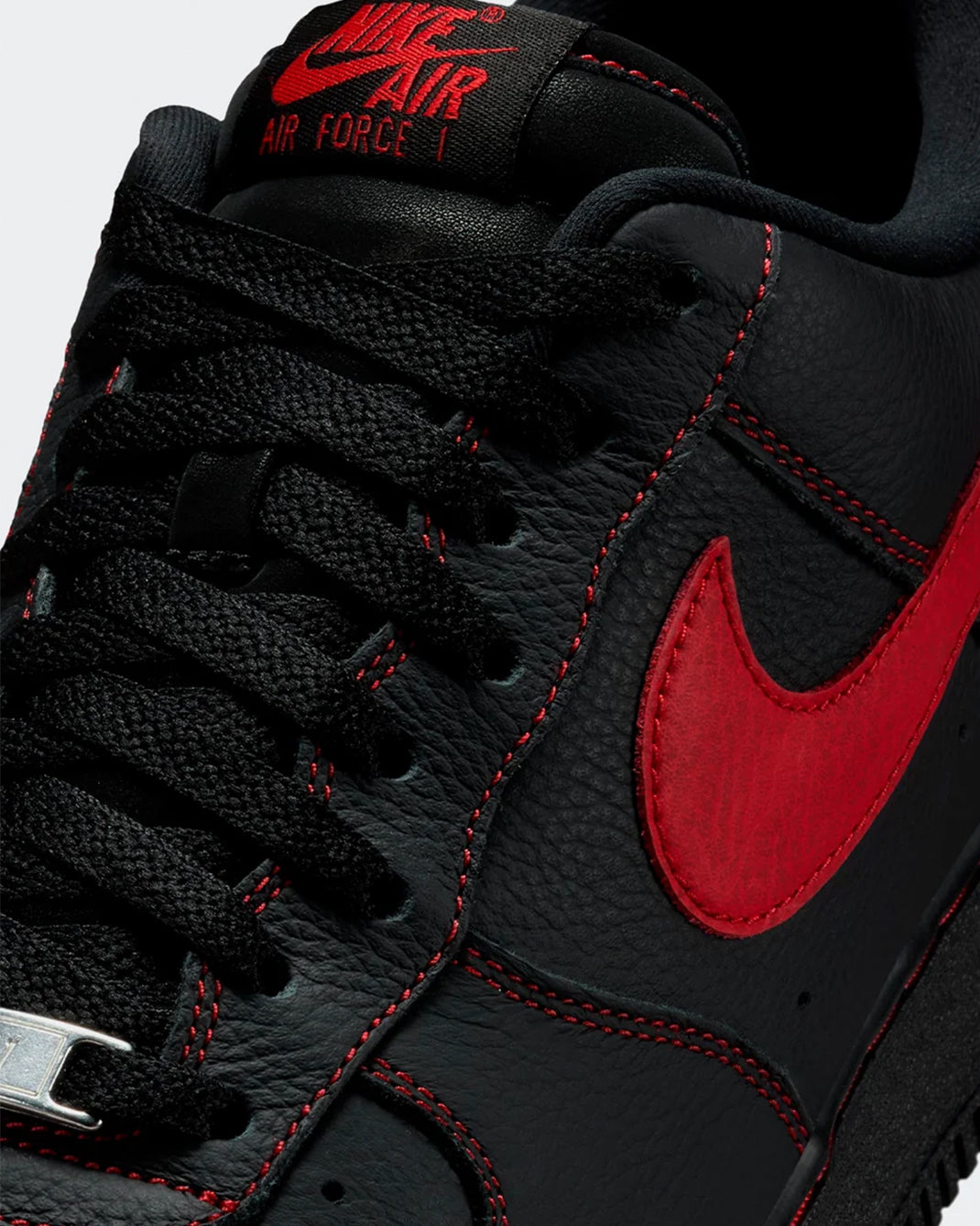NIKE AIR FORCE1 LV8 BRED